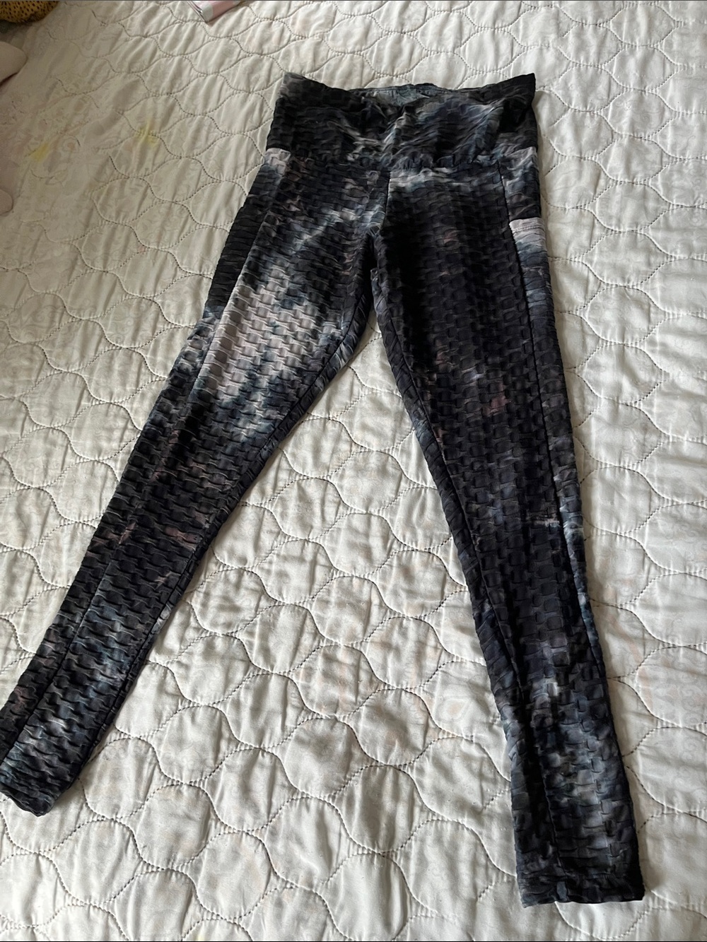 Textured Tie-Dye Leggings in Black and Gray